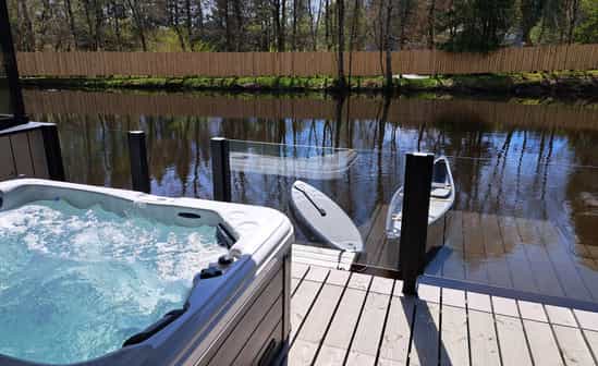 Afbeelding van accommodatie BE-1091394-Sourbrodt Prachtig chalet voor 2 volwassenen en 2 kinderen direct aan het meer met buitenjacuzzi en gemeenschappelijke sauna in Sourbrodt, in de Belgische Ardennen en dicht bij het circuit van spa-francorchamps.