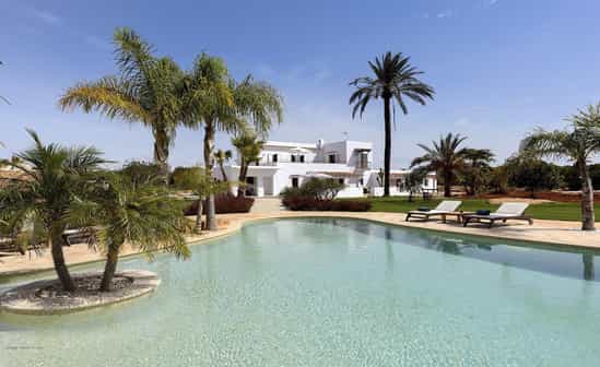 Imagen del alojamiento ES-1091757-Santa Eulària des Riu Villa tranquila y muy bien ubicada con piscina, jardín, bar y gimnasio situada entre las montañas de Santa Eulalia, Ibiza