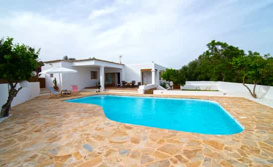 Image du logement ES-1091824-Santa Eulària des Riu Finca rurale typique de style ibicenco avec piscine, située dans un cadre naturel à Santa Eulària des Riu, Ibiza.