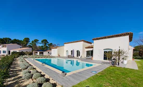 Bild von Unterkunft FR-1091801-Flayosc Schöne, klimatisierte Ferienvilla in der Provence mit großem Pool und moderner Einrichtung