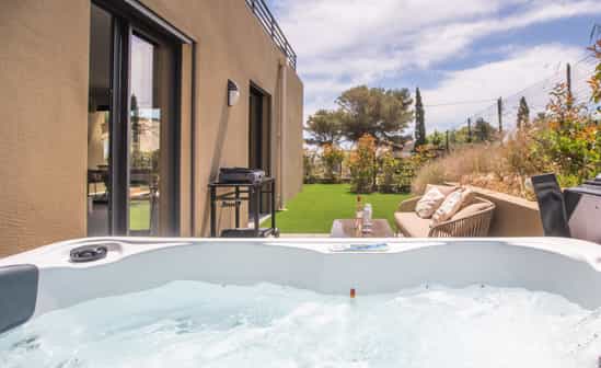 Afbeelding van accommodatie FR-1091819-Roquebrune-sur-Argens Suite met jacuzzi aan de kust in Frankrijk, op 90 meter van het strand