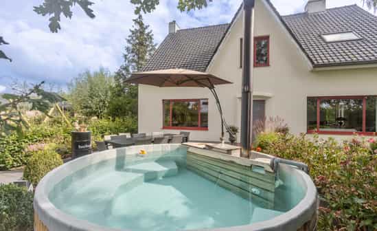 Image du logement BE-1091990-Wingene Charmante Maison de Vacances avec Jacuzzi, Étang Fleuri et Grande Terrasse à Wingene