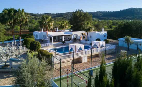 Image du logement ES-1092089-San Rafael Villa privée traditionnelle au style moderne, avec piscine et espaces chill-out, située à Sant Rafel de Sa Creu, Ibiza.