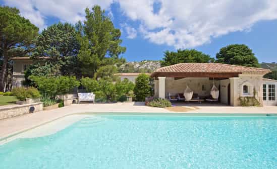 Image of accommodation FR-1092251-Mouriès Treat yourself to an exceptional break in Provence, in this farmhouse nestling in a 1.5 hectare private estate with private swimming pool. 