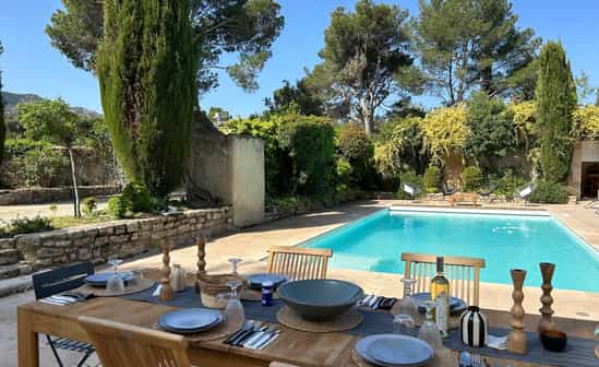 Afbeelding van accommodatie FR-1092290-Saint-Rémy-de-Provence Ervaar de elegantie van de Provence in dit uitzonderlijke landhuis met privézwembad, luxe, sereniteit en panoramisch uitzicht in het hart van een privélandgoed.