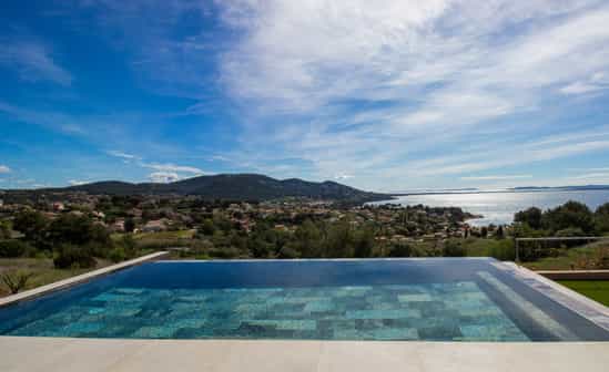 Bild von Unterkunft FR-1092344-Carqueiranne Außergewöhnliche moderne Villa mit Infinity-Pool, Meerblick und 10 Minuten Fußweg zum Strand an der Côte d&#39;Azur