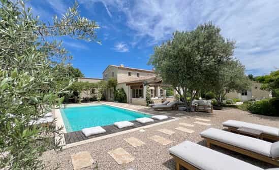 Afbeelding van accommodatie FR-1092348-Gordes Maak uw droom waar in deze uitzonderlijke villa in de Luberon, waar het zwembad en de jacuzzi u onvergetelijke momenten beloven!