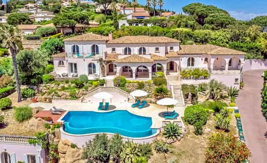 Bild von Unterkunft FR-1092401-Sainte-Maxime Exklusiver Lebensstil trifft auf mediterranen Charme: Private Villa mit Infinity-Pool, atemberaubendem Meerblick und idyllischem Garten an der Côte d’Azur, Südfrankreich