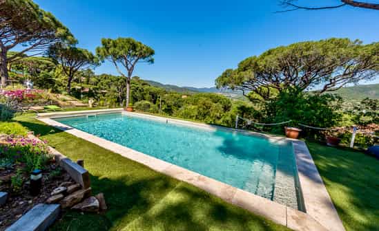 Bild von Unterkunft FR-1092403-Sainte-Maxime Gemütliches Ferienhaus mit weitläufigem Garten und privatem Pool, Blick auf die Bergkulisse von Sainte-Maxime in Südfrankreich